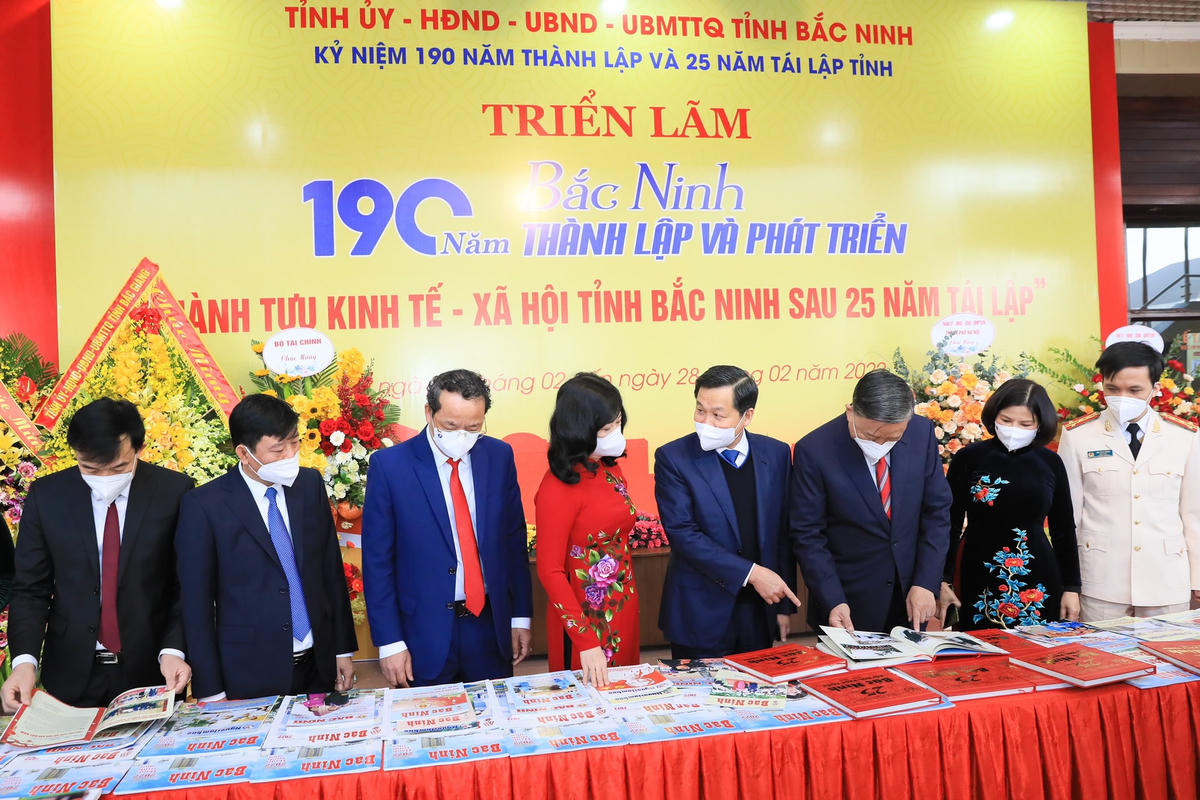 Bí thư tỉnh uỷ Bắc Ninh Đào Hồng Lan giới thiệu triển lãm "Bắc Ninh 190 năm thành lập và phát triển" với các vị đại biểu.