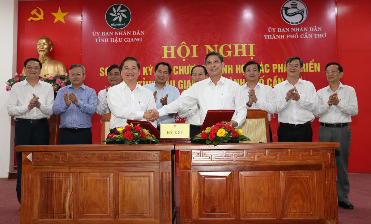 Lãnh đạo 2 địa phương ký kết hợp tác.