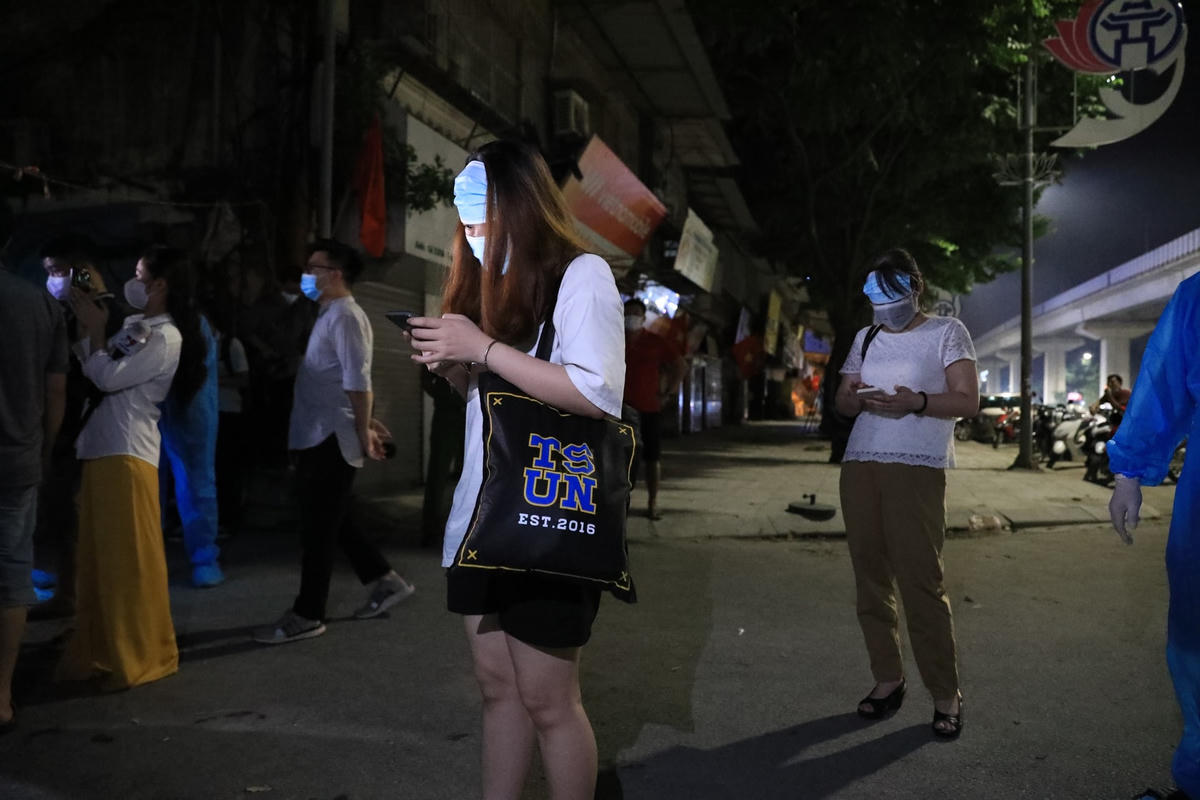 Người dân được hướng dẫn: Khi trở về nhà cần thường xuyên vệ sinh nhà cửa sạch sẽ, thông thoáng; thực hiện nghiêm thông điệp "5K" của Bộ Y tế.