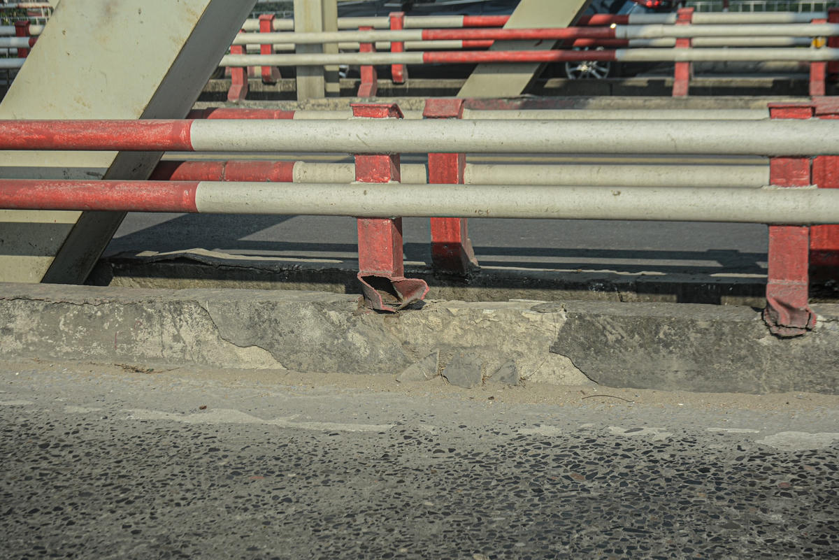 Đặc biệt, tại giải phân cách giữa lối đi xe máy và ô tô cũng xuống cấp nghiêm trọng, các trụ cột bằng sắt bị méo, vỡ gây mất an toàn giao thông.