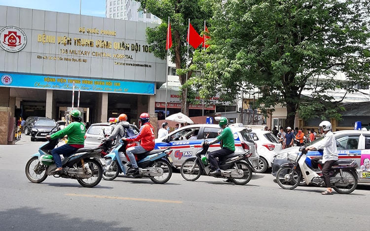 Theo Phòng CSGT Hà Nội, hành vi điều khiển ô tô không gắn đủ biển số hoặc gắn biển số không đúng vị trí, gắn biển số không rõ chữ, số, gắn biển số bị bẻ cong, bị che lấp, bị hỏng, sơn... sẽ bị phạt tiền từ 800.000-1.000.000 đồng. 