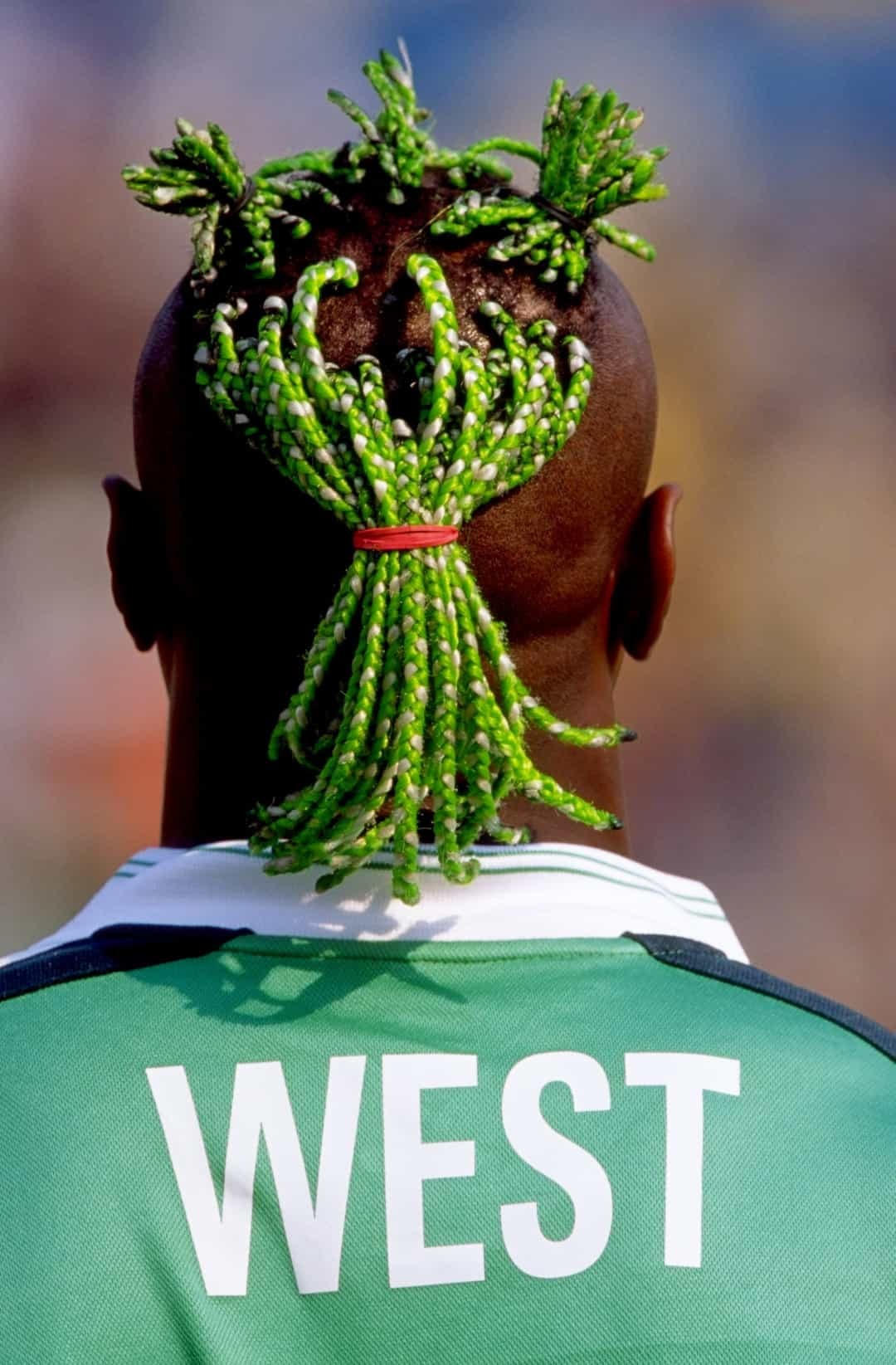 Tại Cúp các quốc gia châu Phi năm 2000, cựu vận động viên Nigeria Taribo West đã thu hút rất nhiều ánh nhìn với kiểu tóc kỳ quặc này.  
