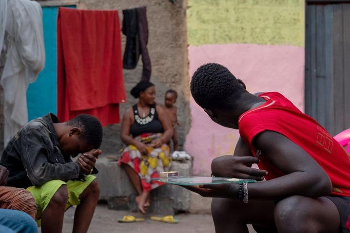 Ma túy Bombé khiến nhiều thanh thiếu niên ở Congo thành "xác sống". Ảnh: Der spiegel.