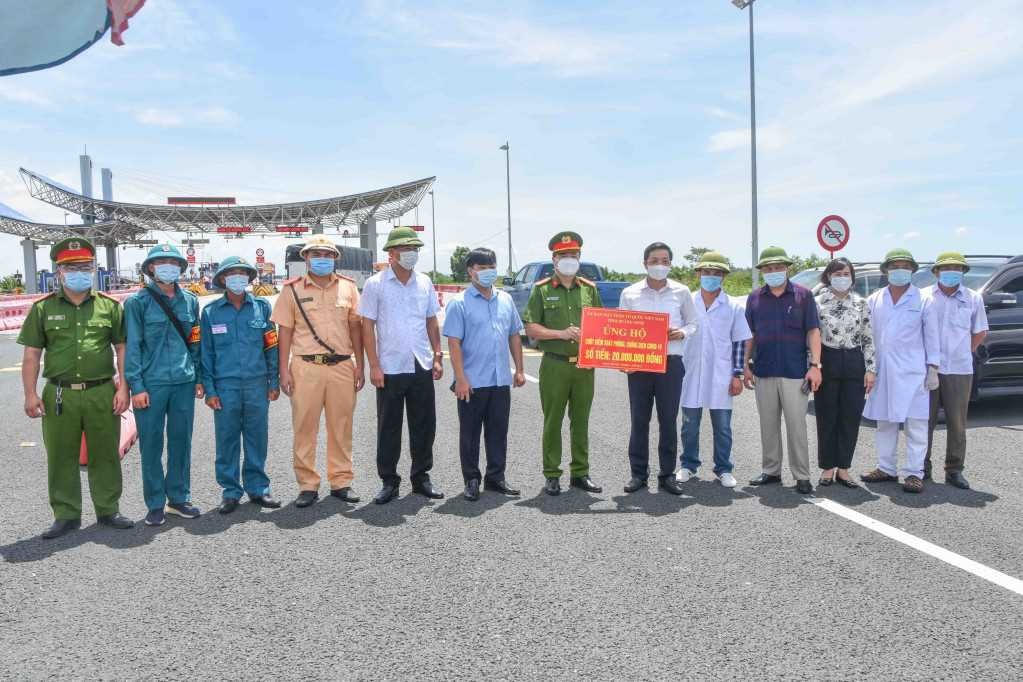 Ảnh minh họa: Ngày 16/6, Ủy ban MTTQ Việt Nam tỉnh Quảng Ninh thăm, tặng quà Chốt kiểm soát phòng, chống dịch Covid-19 trạm thu phí cầu Bạch Đằng (TX Quảng Yên). Ảnh: quangninh.gov.vn.
