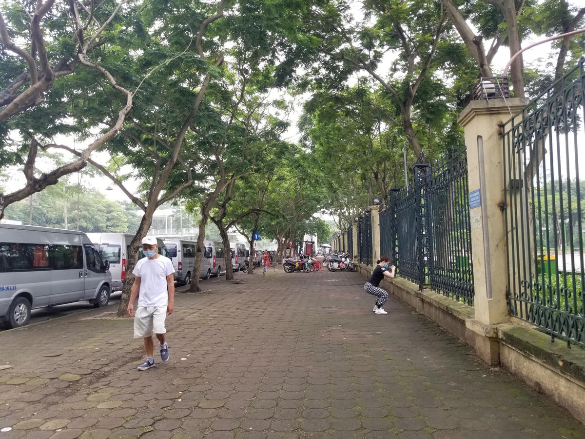 Lác đác người dân tập thể dục phía ngoài vì công viên đóng cửa.