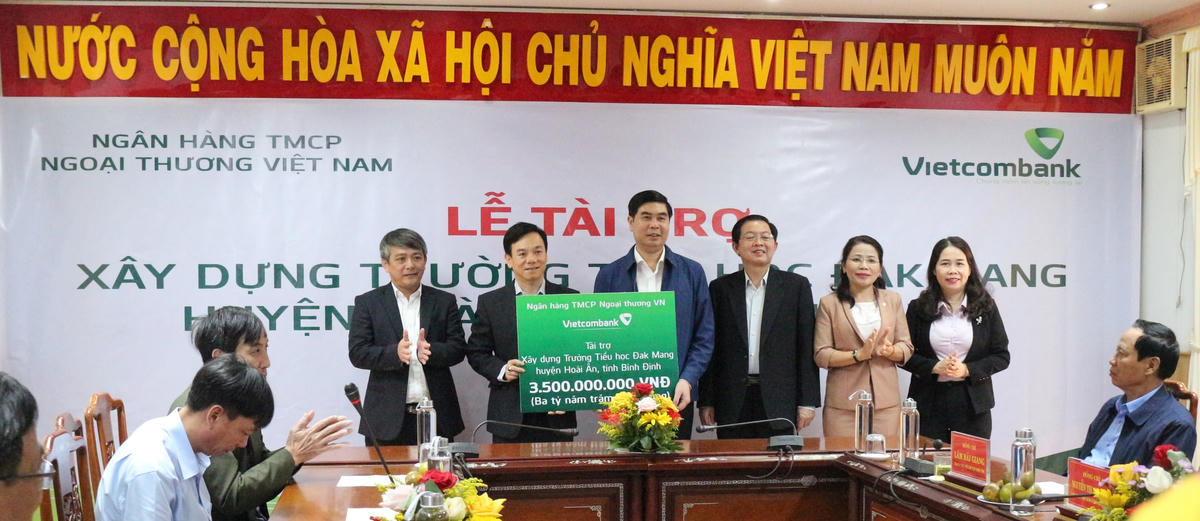 Đoàn công tác lãnh đạo tỉnh Bình Định, tiếp nhận nguồn kinh phí tài trợ 3,5 tỷ đồng của Ngân hàng Vietconbank Việt Nam hỗ trợ xây dựng trường Tiểu học xã Đắk Mang. 