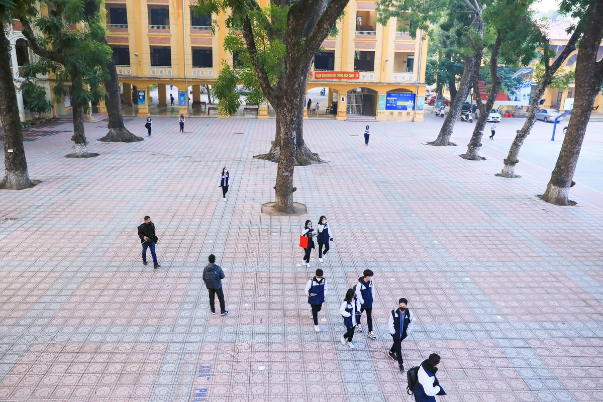 Các em học sinh khối 12 trường Phan Đình Phùng ngày đầu tới trường sau thời gian dài bị ảnh hưởng bởi dịch Covid-19.