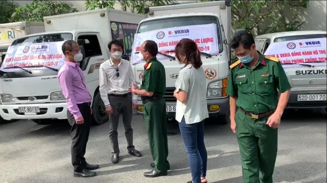 Đại diện Bệnh viện Quân y 175 trao đổi, cảm ơn đại diện VKBIA và VBUK đã hỗ trợ tuyến đầu chống dịch của bệnh viện