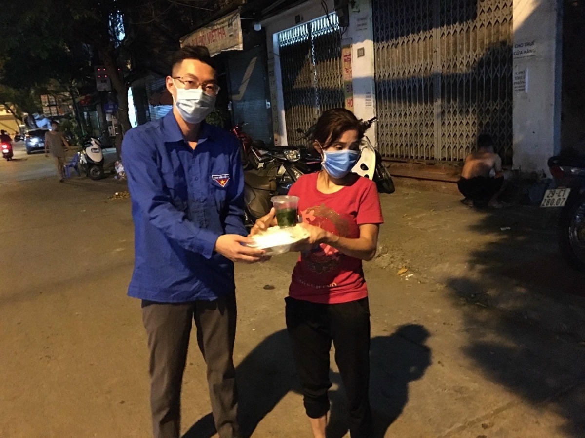 Trao tặng những suất ăn ý nghĩa cho những người có hoàn cảnh khó khăn