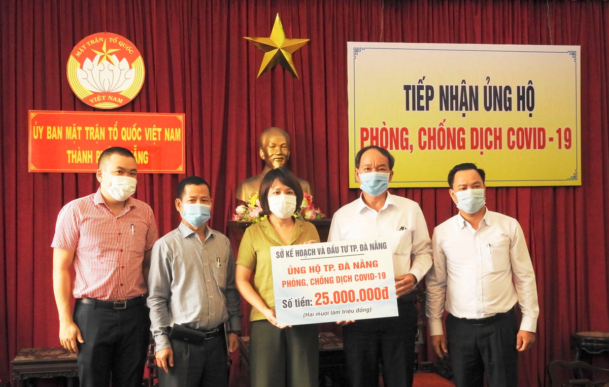 Thường trực Ủy ban MMTQ Việt Nam TP Đà Nẵng tiếp nhận ủng hộ từ Sở Kế hoạch và Đầu tư Đà Nẵng. Ảnh Thanh Tùng.