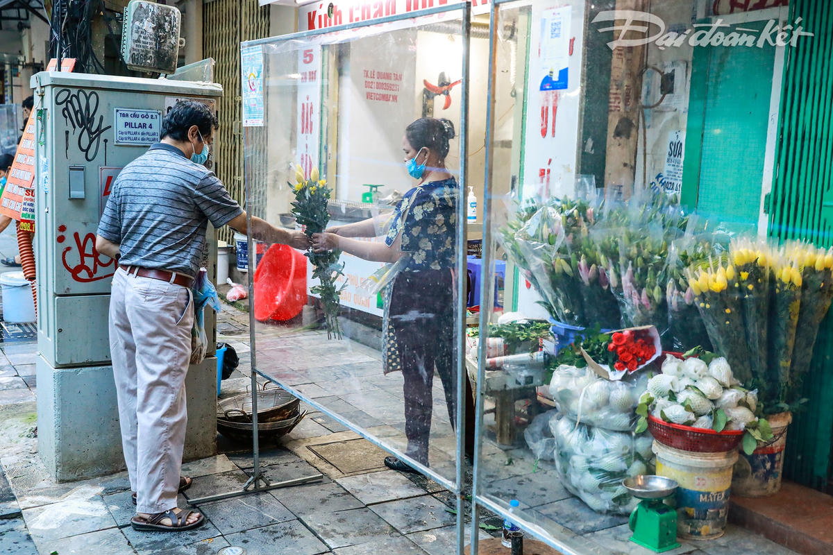 Bắt đầu từ hôm nay người dân đi chợ mà không cần phải dùng thẻ. Tại chợ phải đảm bảo thực hiện giãn cách, đo thân nhiệt và lắp các tấm vách chắn, tuân thủ 5K để phòng chống dịch.