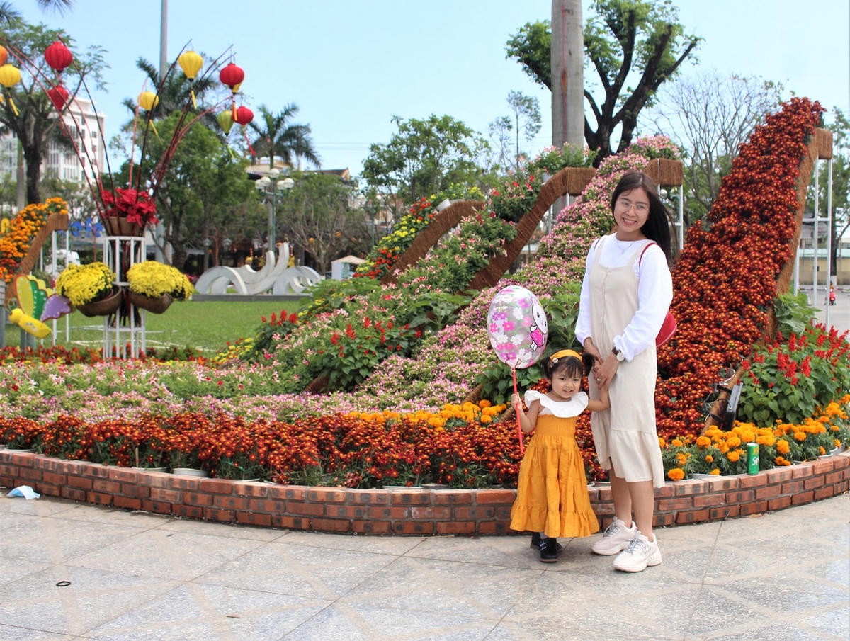 Mùa xuân sắc hoa và cảnh đẹp thanh bình làm hài lòng những gia đình du xuân.