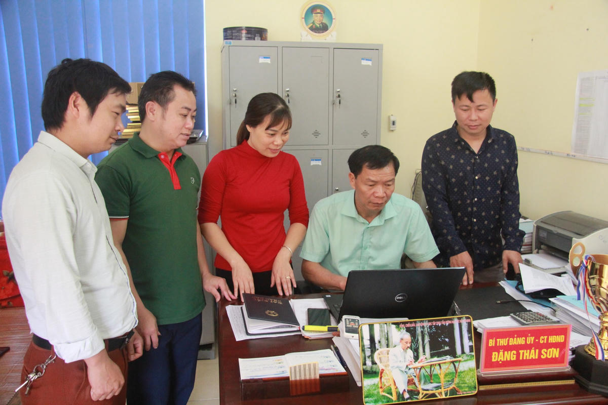 Ông Đặng Thái Sơn, Bí thư Đảng ủy xã Toàn Sơn luôn gương mẫu trong công việc, phát huy tinh thần đoàn kết trong các chỉ đạo điều hành tại địa phương.