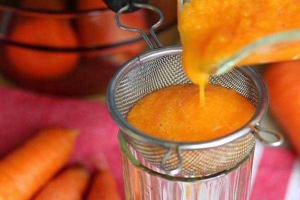 Cà rốt, lá nếp rửa sạch, thái nhỏ để riêng từng loại. Dùng máy xay sinh tố, xay nhuyễn từng loại rồi lọc lấy nước.