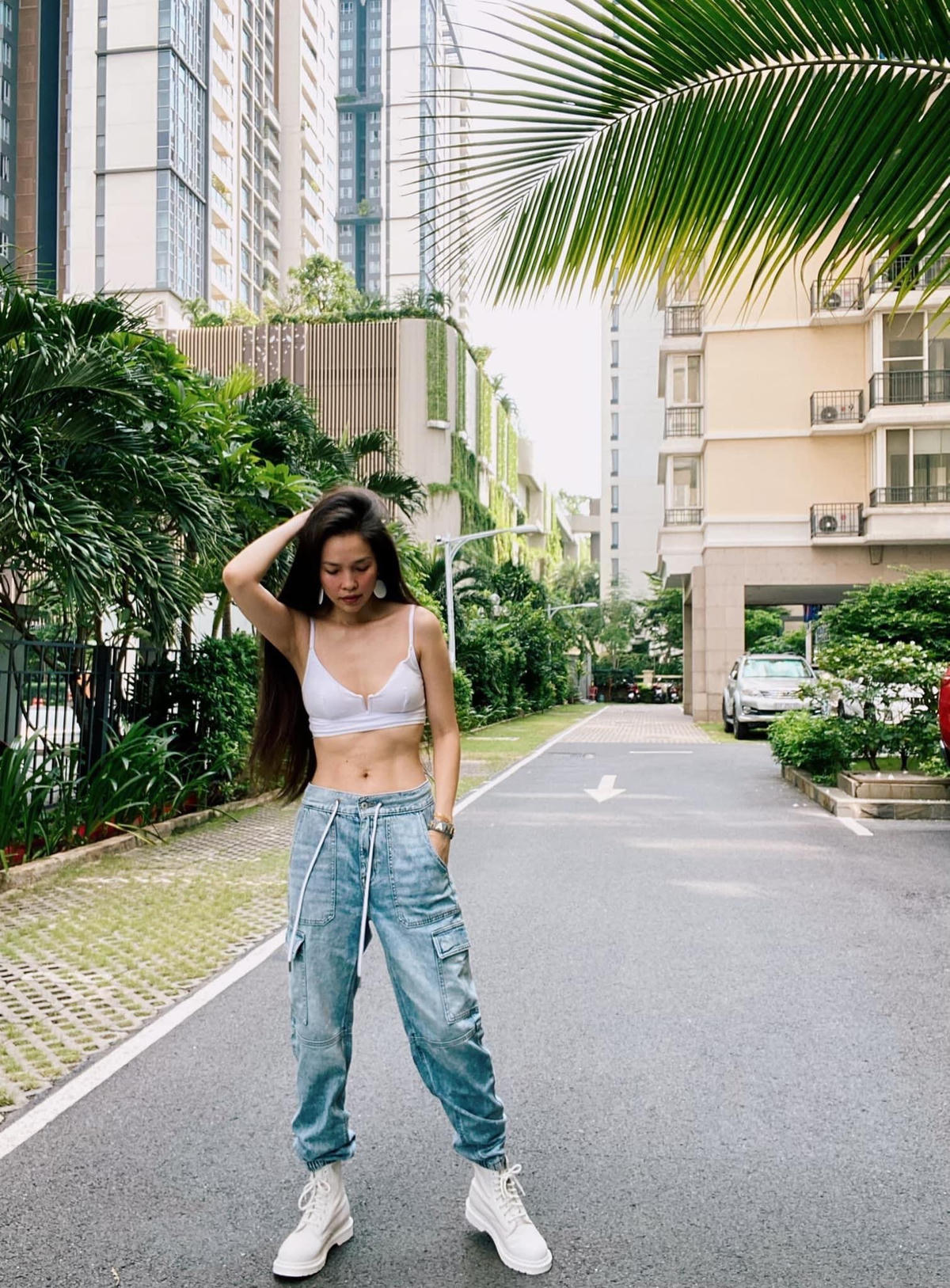 HIền Thục khoe bụng múi trong set đồ trẻ trung, khỏe khoắn.