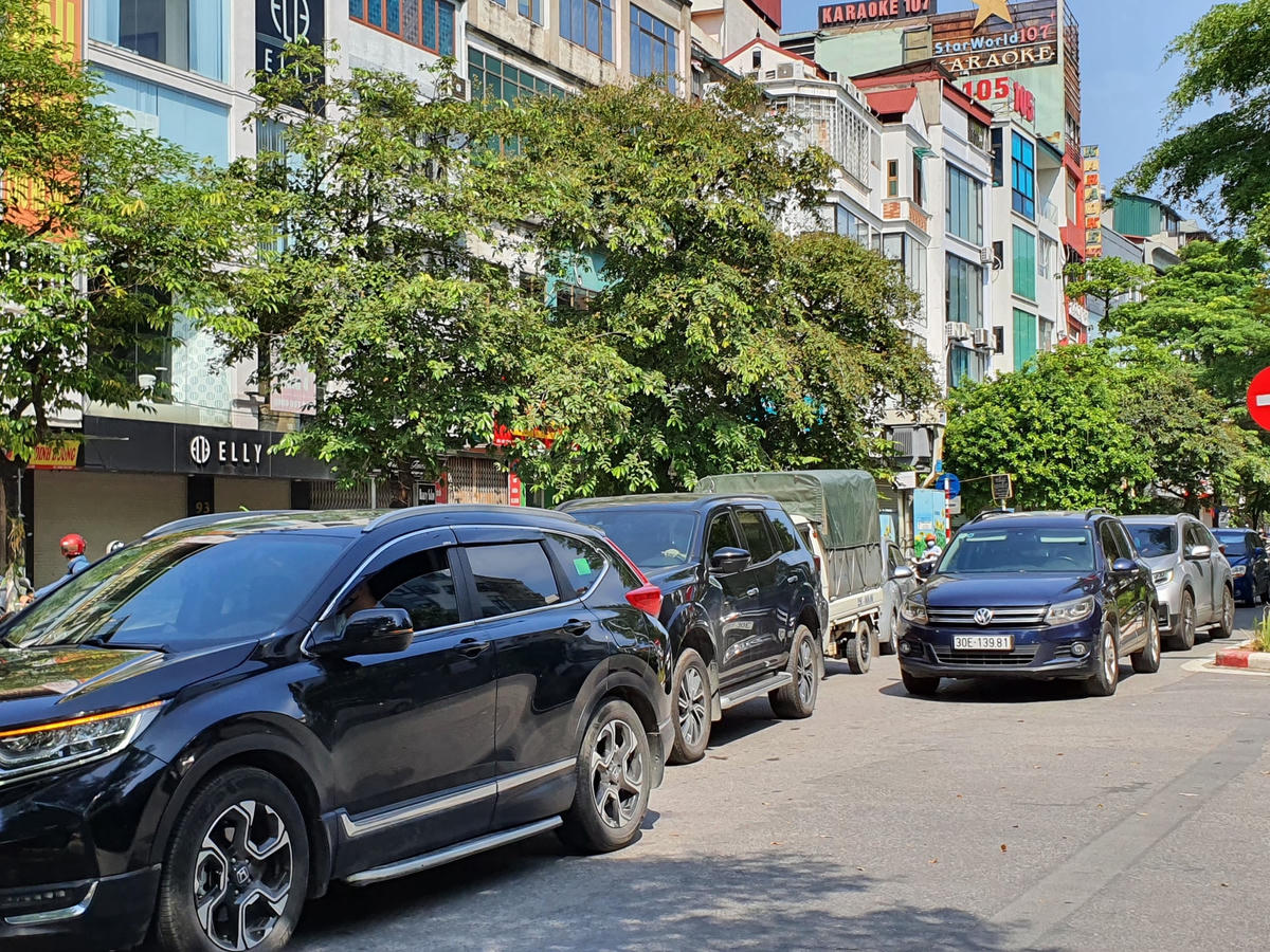 Đoàn xe ô tô xếp hàng dài trên đường Đào Tấn đợi kiểm tra...