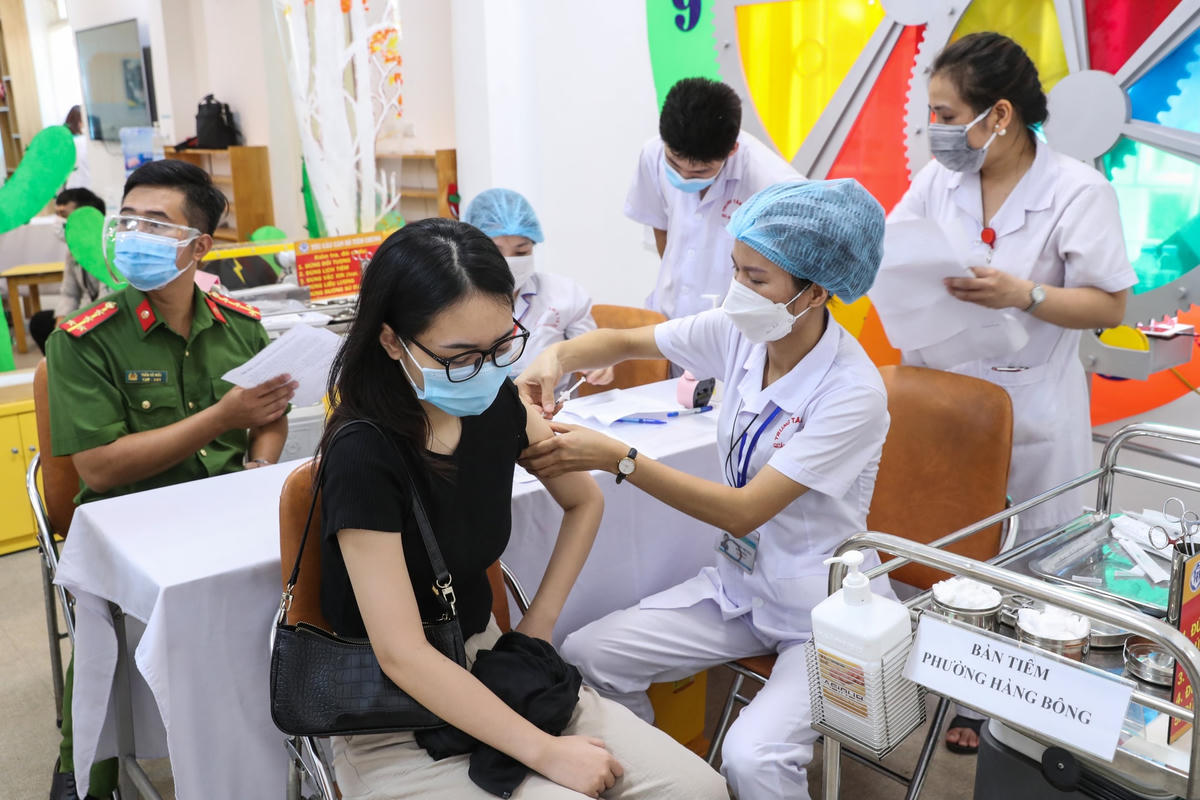 Tiêm vaccine cho người dân tại quận Hoàn Kiếm. Ảnh: Quang Vinh.