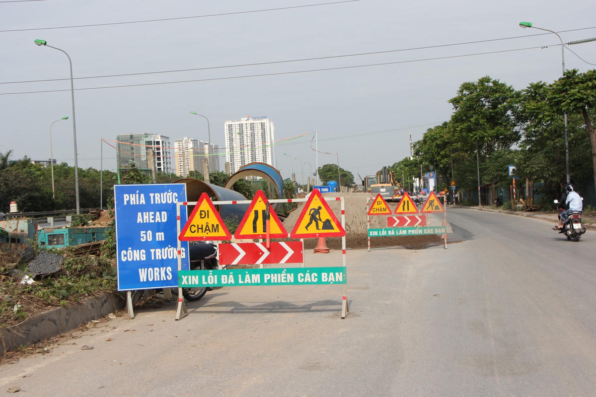 Dự án mở rộng đường gom Đại lộ Thăng Long gây tắc đường triền miên