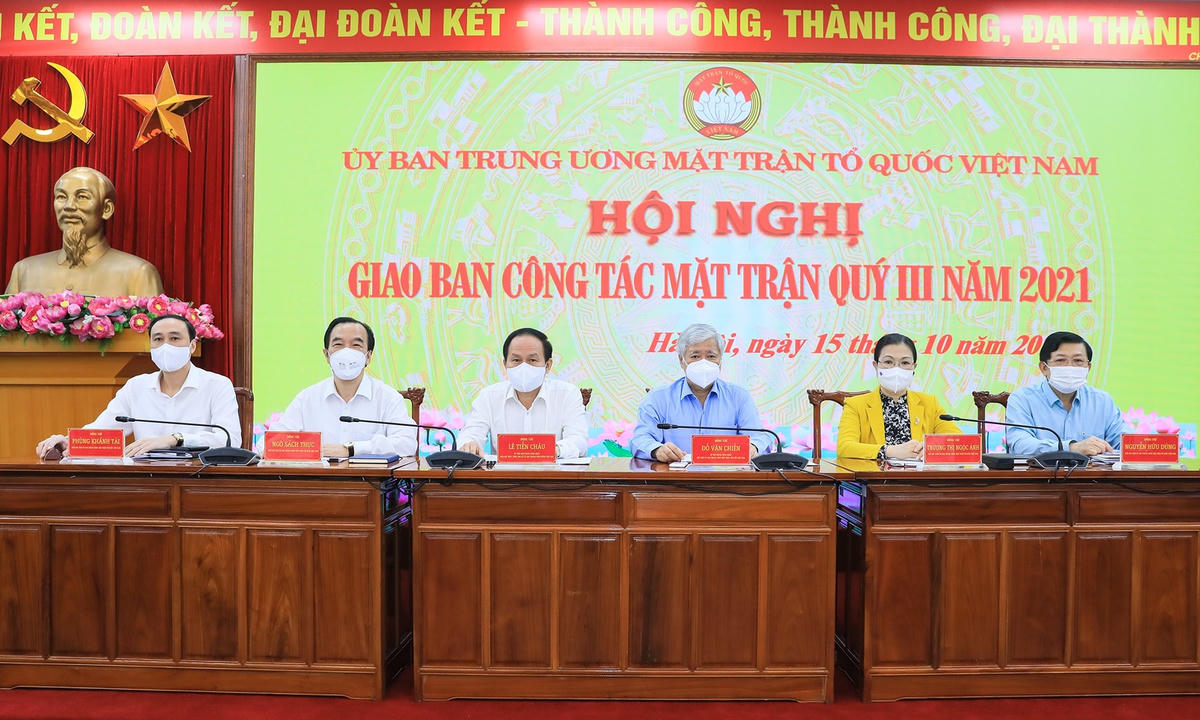 Chủ tịch UBTƯ MTTQ Việt Nam Đỗ Văn Chiến và các vị trong Ban Thường trực chủ trì Hội nghị.