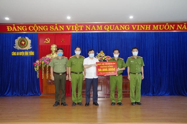 Chủ tịch UBND huyện Vĩnh Tường thưởng nóng 50 triệu đồng cho lực lượng Công an huyện Vĩnh Tường. Ảnh: Công an Vĩnh Phúc.