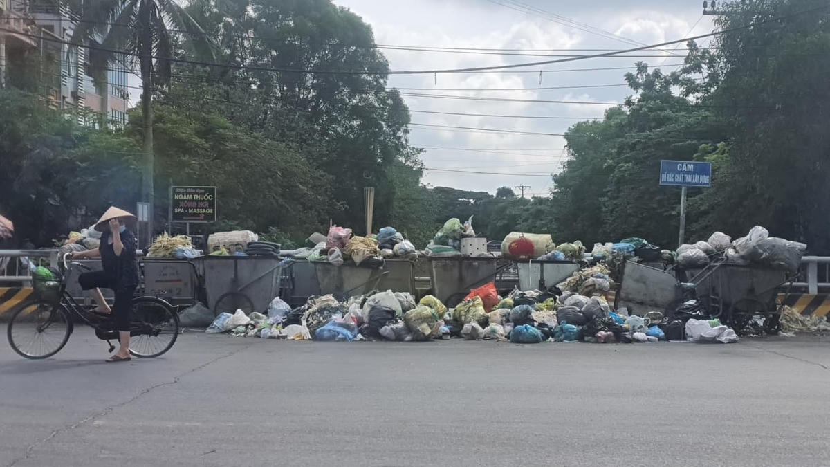 [ẢNH] TP Thái Bình: Dân chặn xe thu gom, rác thải tràn ngập phố phường