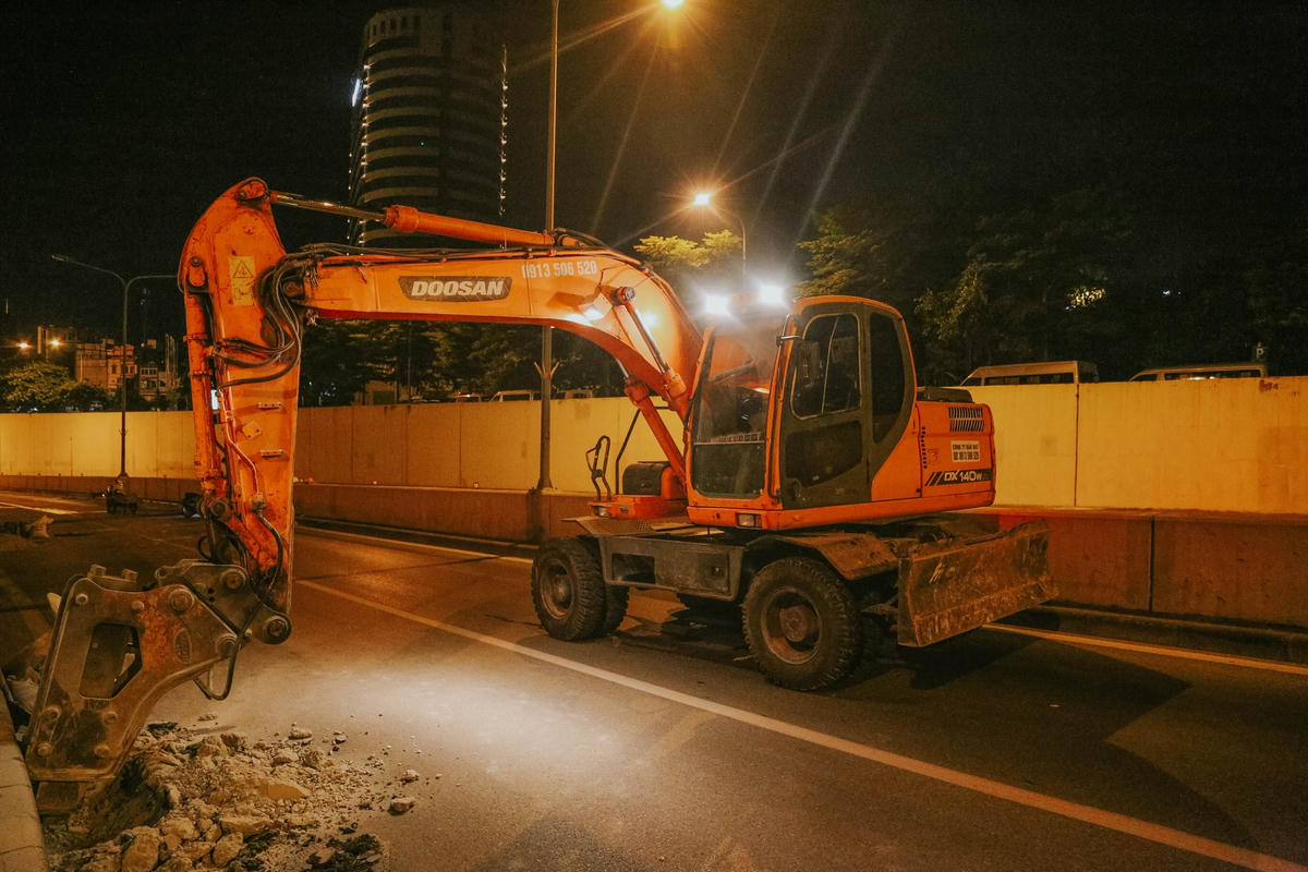 Một số đoạn đang thi công sửa chữa, xử lý các vết nứt đáy hầm, xử lý chống thấm đáy hầm.