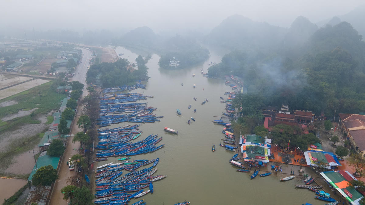 Do vắng khách nên hàng nghìn đò trống khách, nằm la liệt ở khu vực bến.