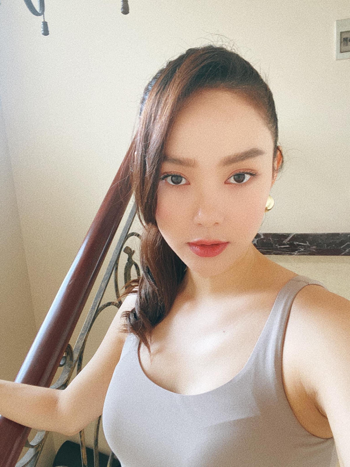 Bé Heo Minh Hằng thì phấn khích: "Cả nhà ơi được tự do trở lại rồi mọi người thấy sao. Riêng em thấy cái gì cũng thật đáng quý với những thói quen thường nhật. Một ly cafe ở hàng quen, được xách giỏ vào siêu thị mua nguyên liệu làm bếp. Tuy nhịp sống vẫn chưa hẳn là bình thường nhưng cũng đủ làm bừng tỉnh sức sống trở lại. Cả nhà vẫn cố gắng giữ gìn sức khỏe của mình thật cẩn thận nha…".