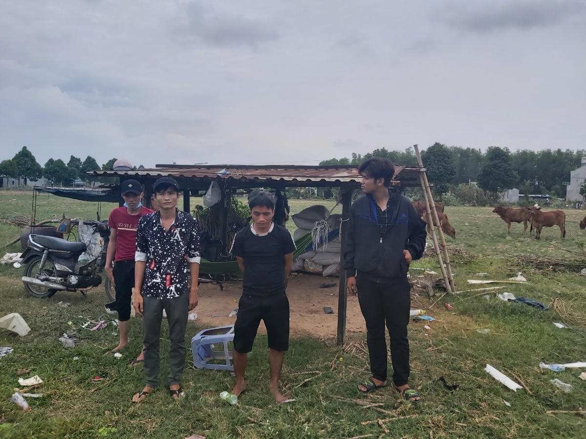 Các đối tượng và tang vật. Ảnh: TL.