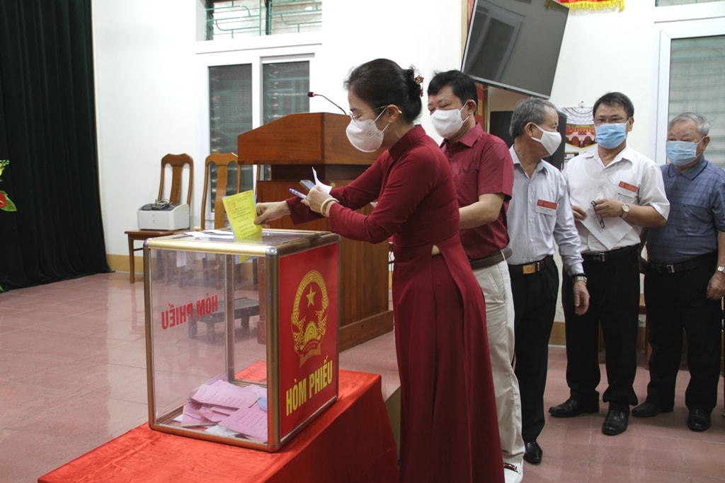 Bà Võ Thị Minh Sinh, Chủ tịch Ủy ban MTTQ Việt Nam tỉnh Nghệ An bỏ phiếu tại nơi mình cư trú (Ảnh: Điền Bắc).