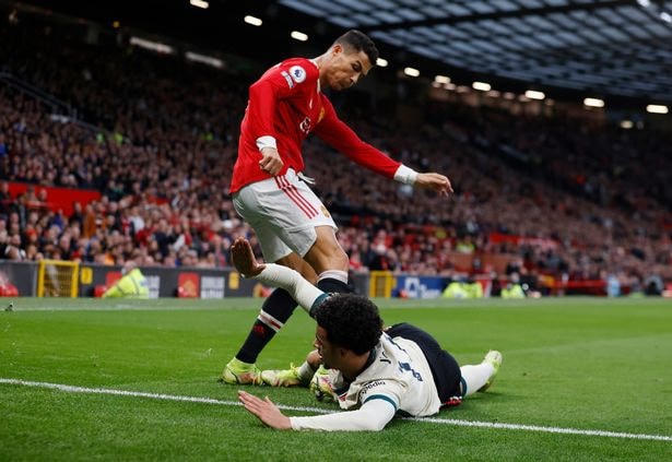 C.Ronaldo liên tục sút bóng (ở gần người Curtis Jones) khi cầu thủ của Liverpool đã nằm sân.