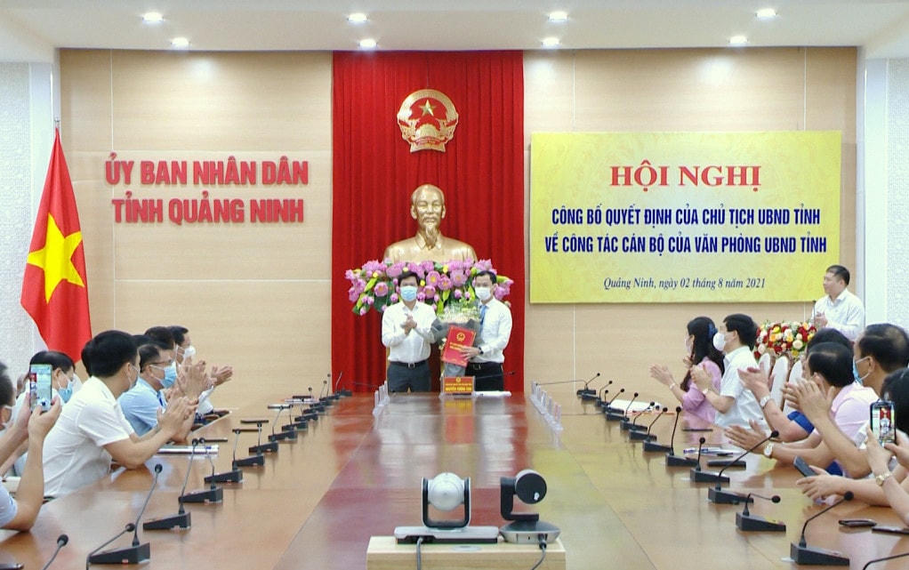 Ông Nguyễn Tường Văn, Phó Bí thư Tỉnh ủy, Chủ tịch UBND tỉnh Quảng Ninh, trao quyết định bổ nhiệm ông Phạm Hồng Biên, Phó Giám đốc Sở Kế hoạch - Đầu tư giữ chức Chánh Văn phòng UBND tỉnh. Ảnh: BQN.