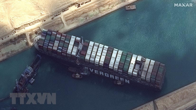 Tàu Ever Given bị mắc cạn ở khu vực phía Nam Kênh đào Suez, Ai Cập, ngày 26/3/2021. (Ảnh: AFP/TTXVN).