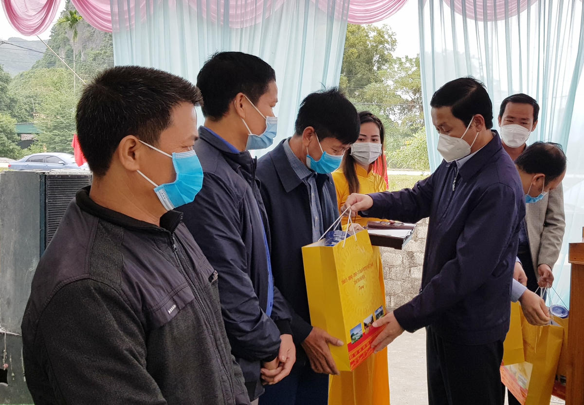 Ông Đỗ Minh Tuấn trao 10 phần quà cho các gia đình khó khăn, gia đình tiêu biểu trong thực hiện các phong trào thi đua yêu nước trên địa bàn thôn Tam Sơn.