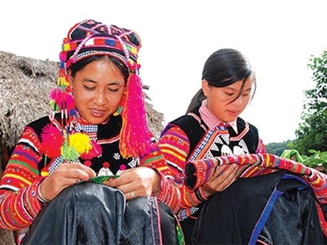 Phụ nữ Hà Nhì thường tự thêu thùa váy áo.  