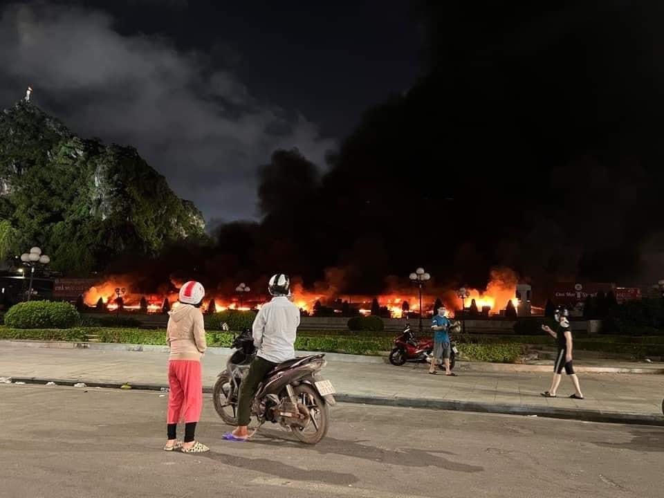 [ẢNH] Quảng Ninh: Hỏa hoạn tại chợ hải sản lớn nhất Hạ Long