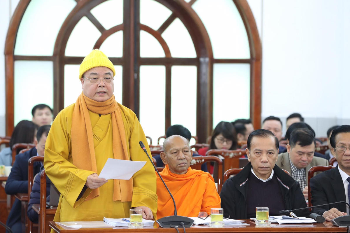 Hòa thượng Thích Thanh Nhiễu, Phó Chủ tịch Thường trực Hội đồng trị sự Trung ương Giáo hội Phật giáo Việt Nam phát biểu tại Hội nghị.
