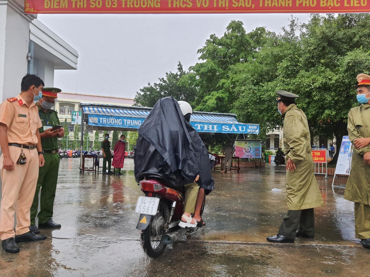Phụ huynh khẩn trương đưa con cái đến các điểm dự thi.