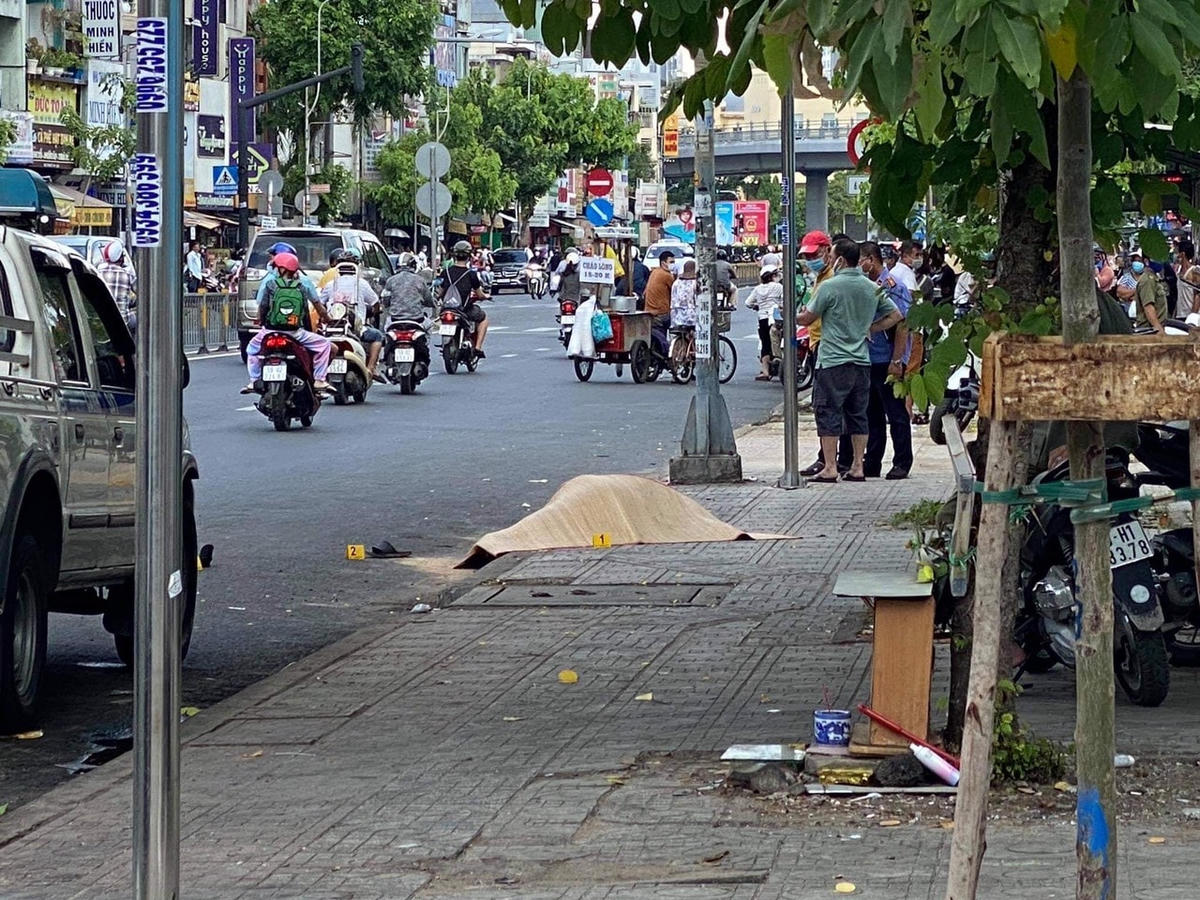 Nạn nhân gục chết bên lề đường. Ảnh: TL.