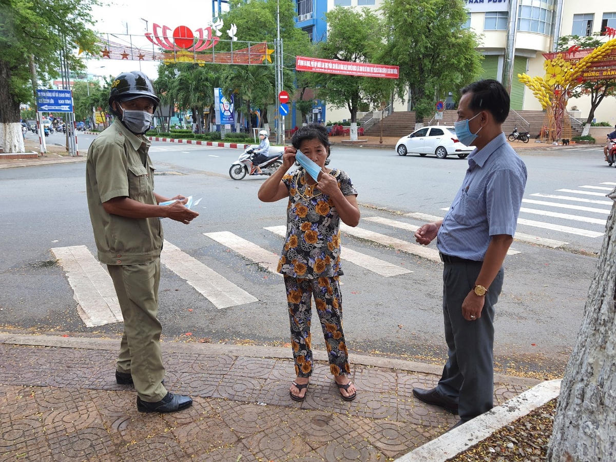 Ngoài xử phạt lực lượng còn nhắc nhở và phát khẩu trang cho người dân. 