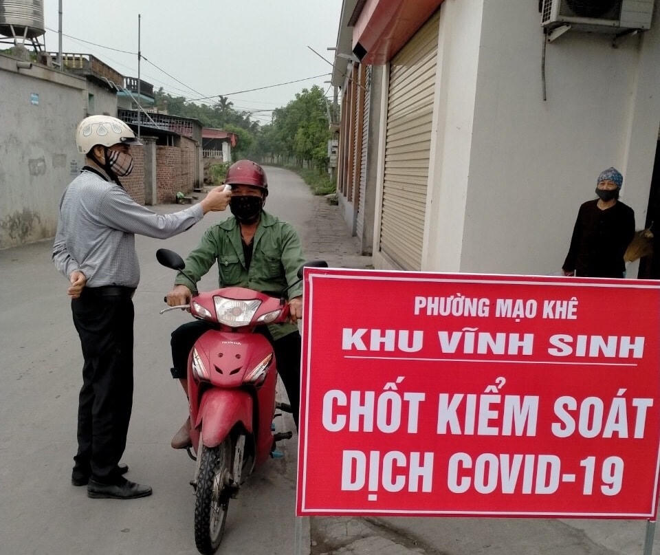 Tổ công tác của khu phố Vĩnh Sinh, phường Mạo Khê, TX Đông Triều (Quảng Ninh) kiểm soát người ra vào địa bàn khu phố phòng dịch Covid-19 tháng 3/2020.