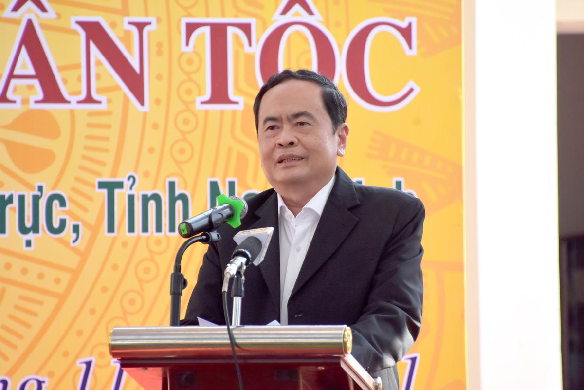 Phó Chủ tịch Thường trực Quốc hội Trần Thanh Mẫn trò chuyện cùng bà con tại Ngày hội.