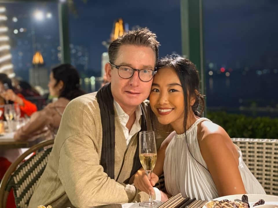Dù cưới nhau đã lâu nhưng Johan Wicklund và vợ vẫn dành cho nhau tình cảm thắm thiết, ngọt ngào như vợ chồng son.