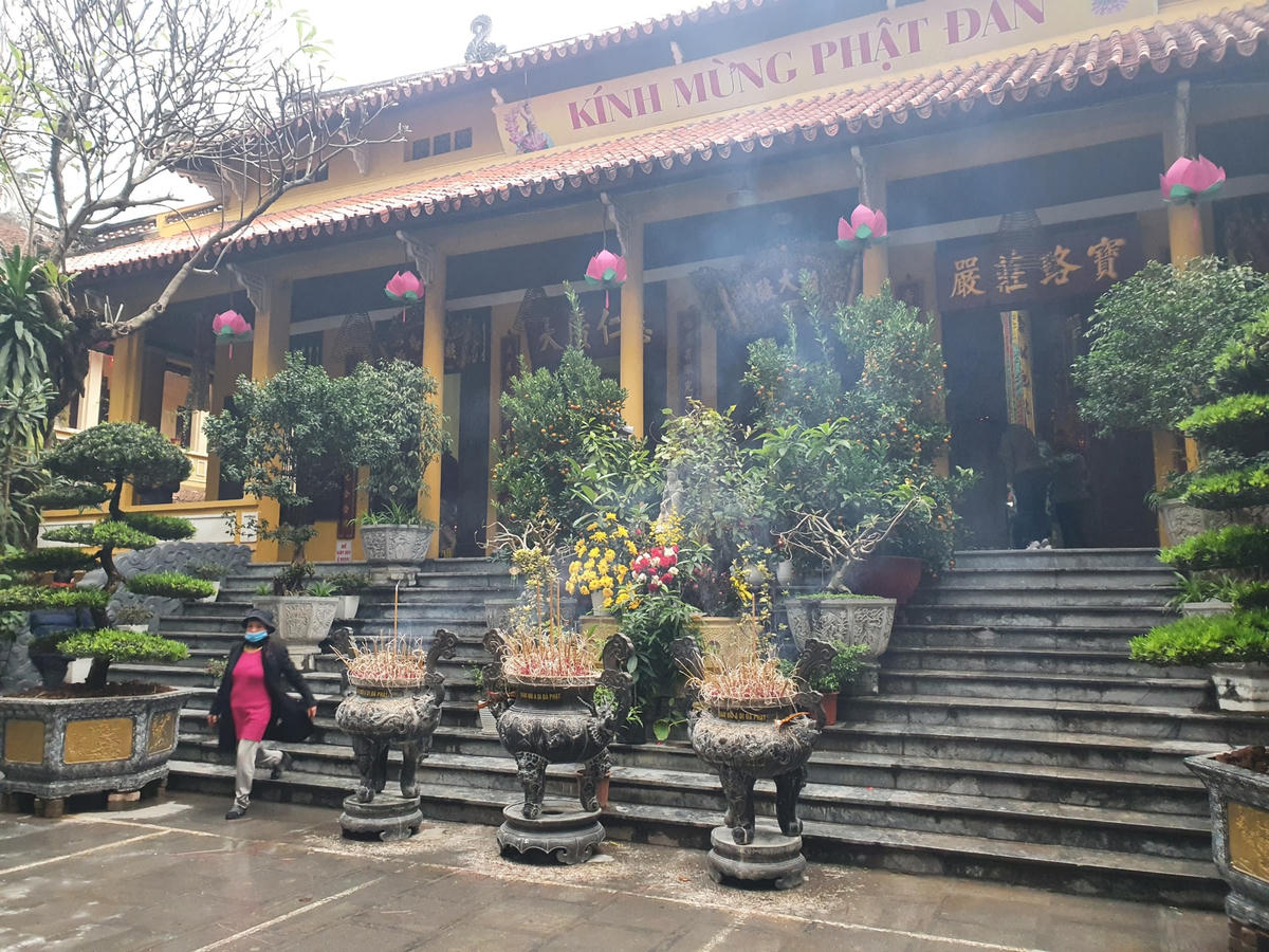 Rằm tháng Chạp cũng được coi là một trong những ngày lễ quan trọng trong năm. Người dân thường đi đền chùa và làm lễ cúng tại nhà với mục đích tiễn đưa năm cũ, cảm tạ tổ tiên và thần linh cùng mong cầu một năm mới an lành, thịnh vượng.