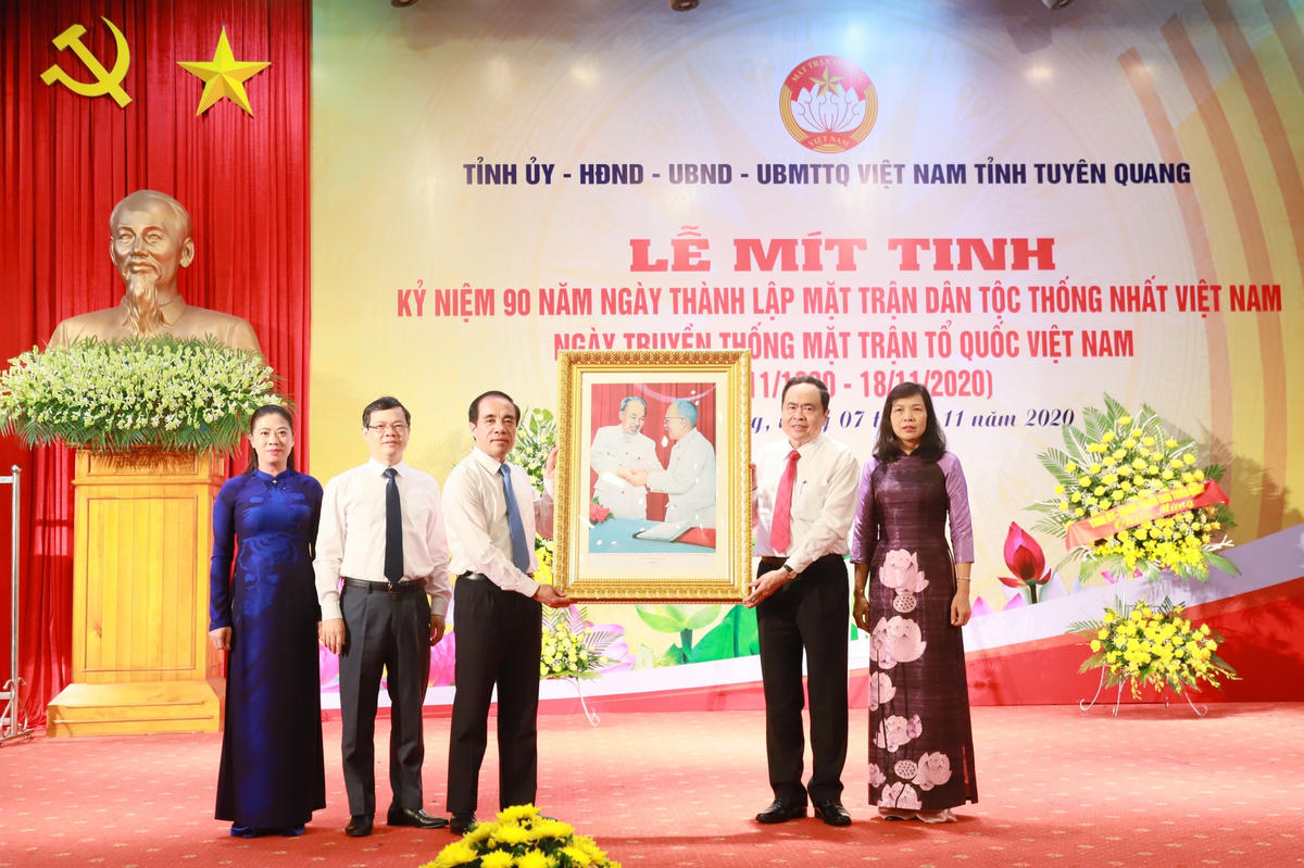 Chủ tịch Trần Thanh Mẫn tặng Tỉnh ủy, HĐND, UBND, Ủy ban MTTQ Việt Nam tỉnh Tuyên Quang bức tranh Bác Hồ và Bác Tôn.