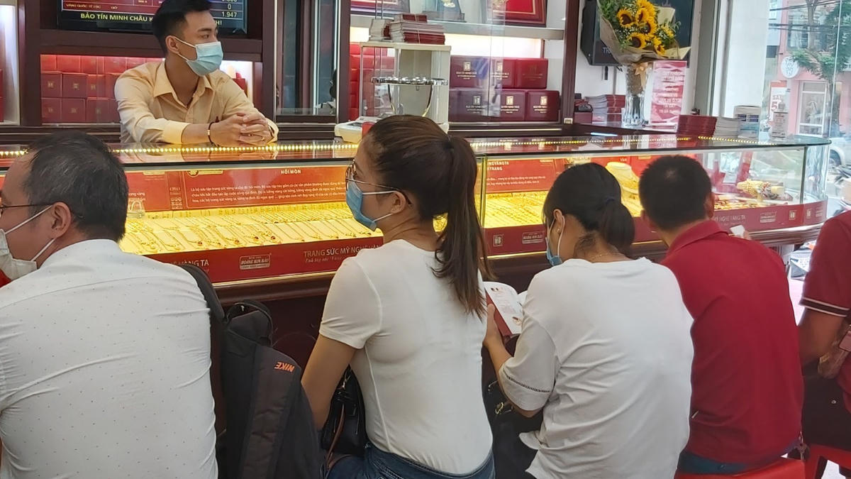 Rất đông người trẻ, nghỉ làm, nghỉ học đi giao dịch vàng.