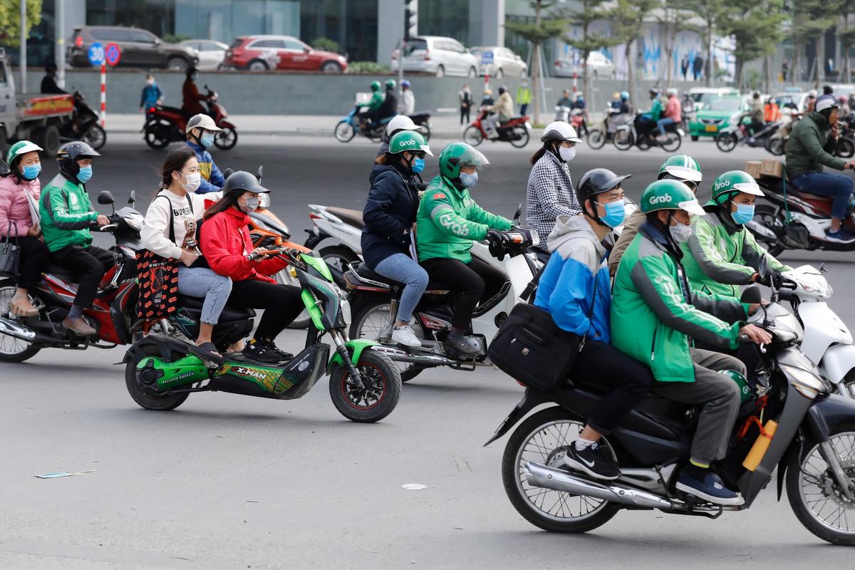 Ngược xuôi trên những tuyến đường để mưu sinh. Ảnh: Quang Vinh.