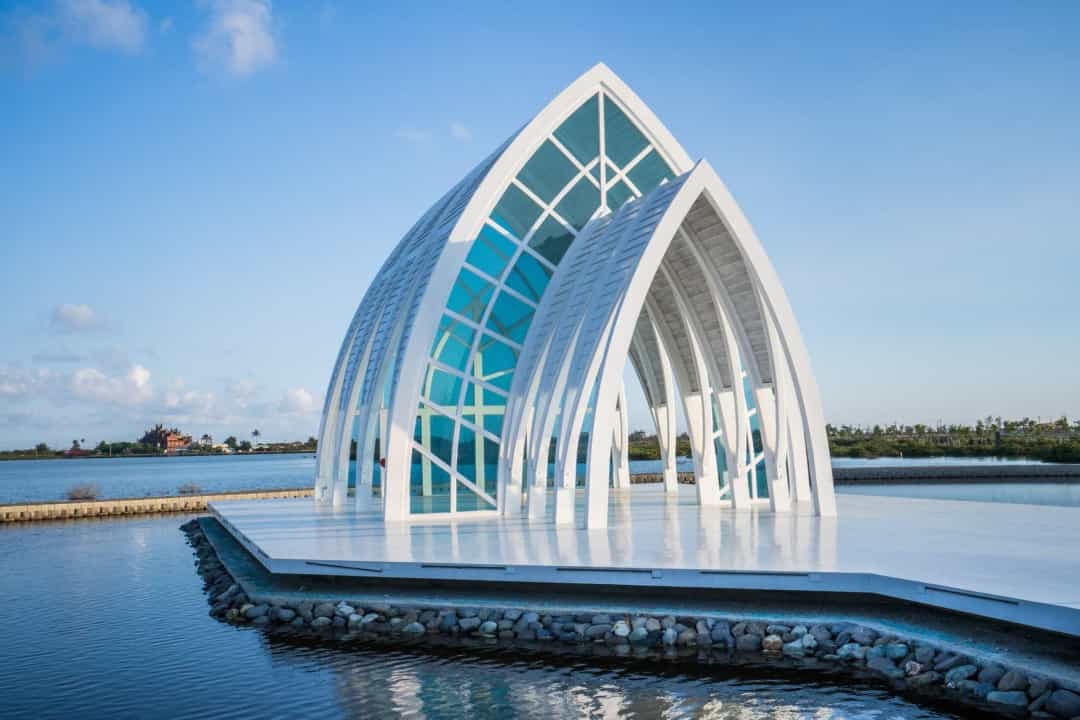 Nhà thờ Pha lê Beimen, Đài Loan - mở cửa vào tháng 10/2014, và thật may mắn cho các cặp tình nhân, nó cung cấp dịch vụ tổ chức lễ cưới.  