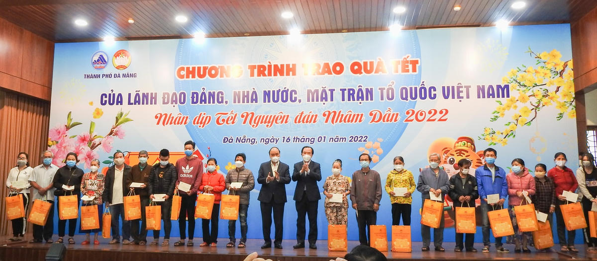 Chủ tịch nước Nguyễn Xuân Phúc; Phó Chủ tịch UBTƯ MTTQ Việt Nam Ngô Sách Thực tặng quà hộ nghèo ở Đà Nẵng. Ảnh: Thanh Tùng.