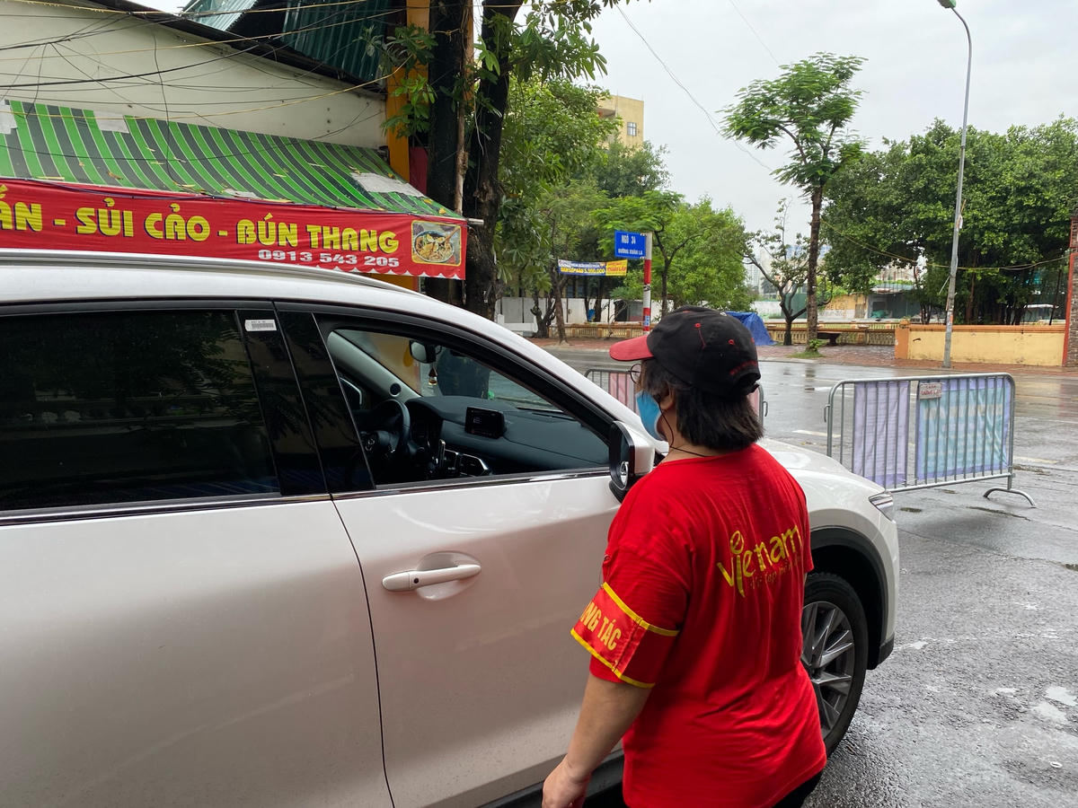 Mọi phương tiện đều phải xuất trình giấy tờ khi đi qua chốt kiểm tra tại phường Xuân La (quận Tây Hồ, Hà Nội).